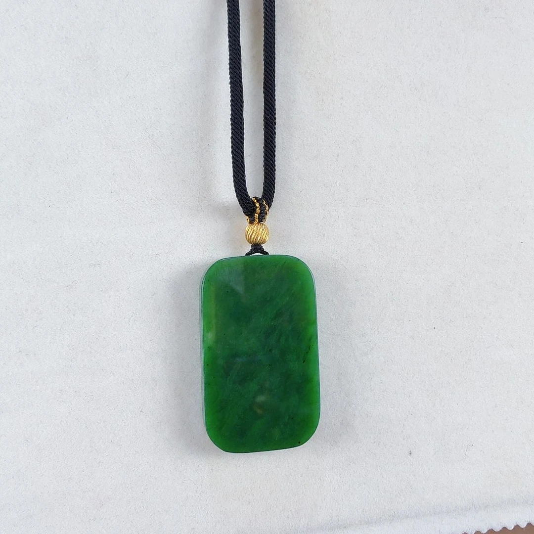 和田玉（碧玉）颈饰未镶嵌好**?