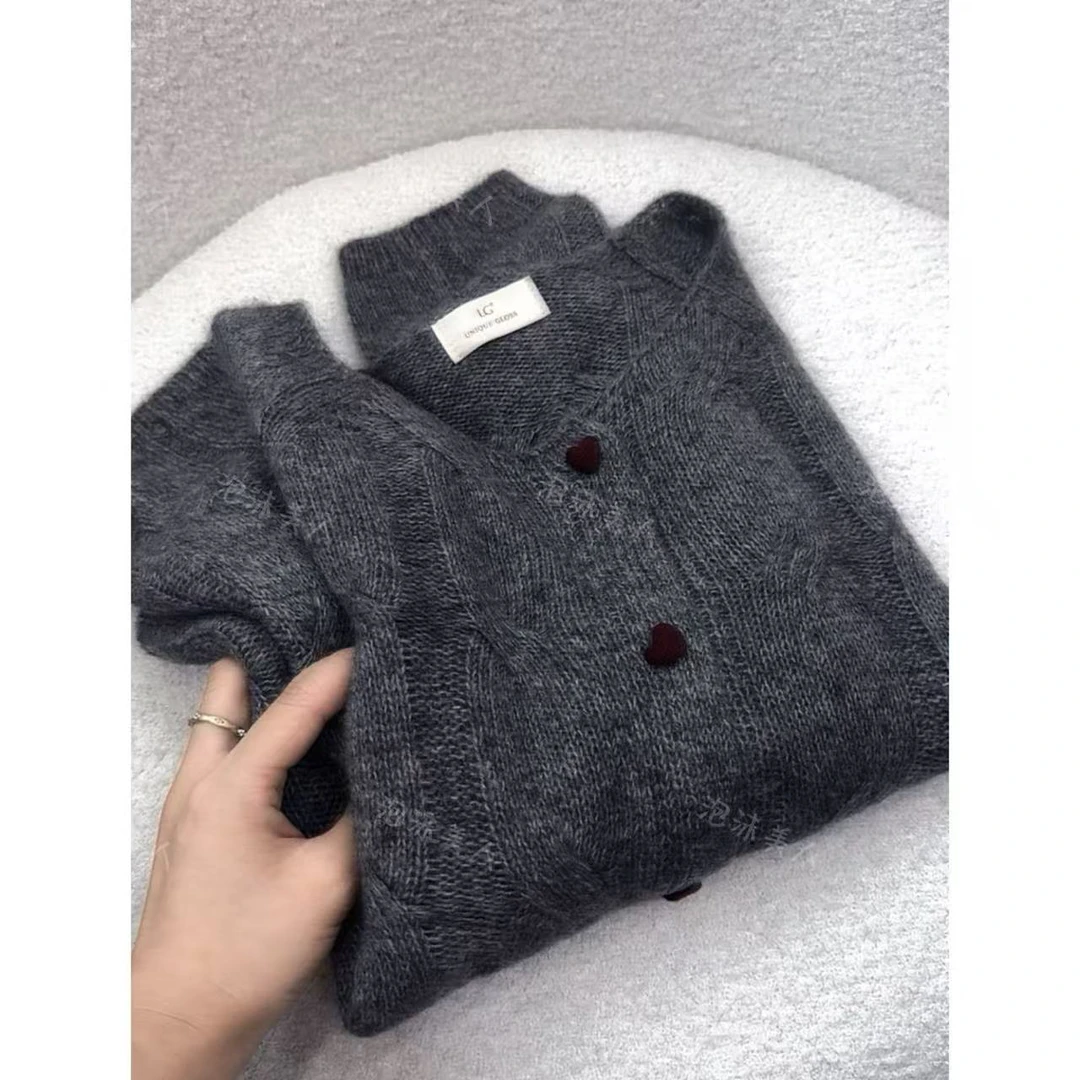 丝羊绒爱心扣」用料巨顶！设计感深灰色圆领宽松软糯亲肤开衫毛衣