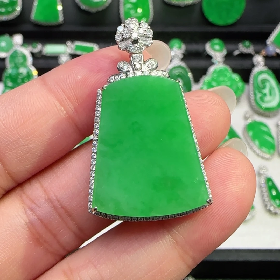 翡翠18K金镶嵌颈饰吊坠