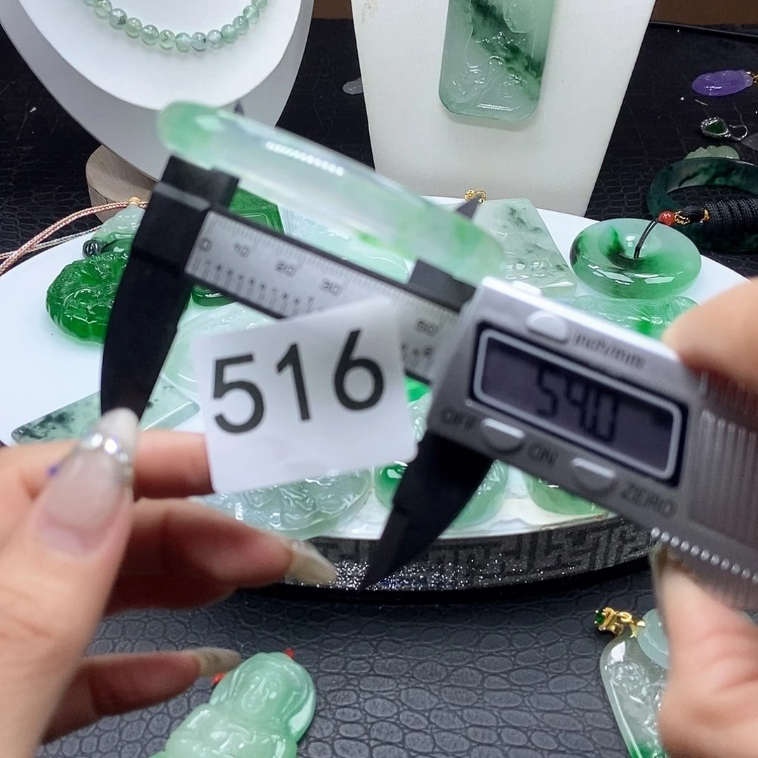 翡翠吊坠(赠链)未镶嵌