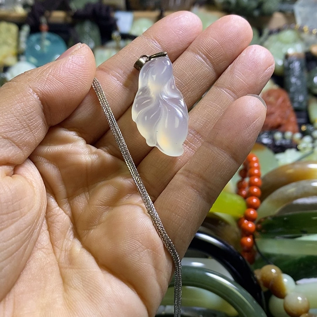 岫玉未镶嵌颈饰一个