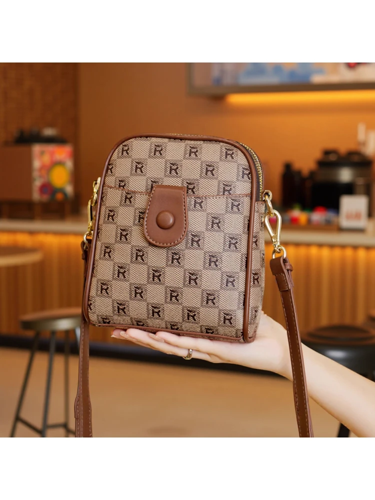 今年流行真皮小包包女2025新款多隔层手机包时尚小方包斜跨女包