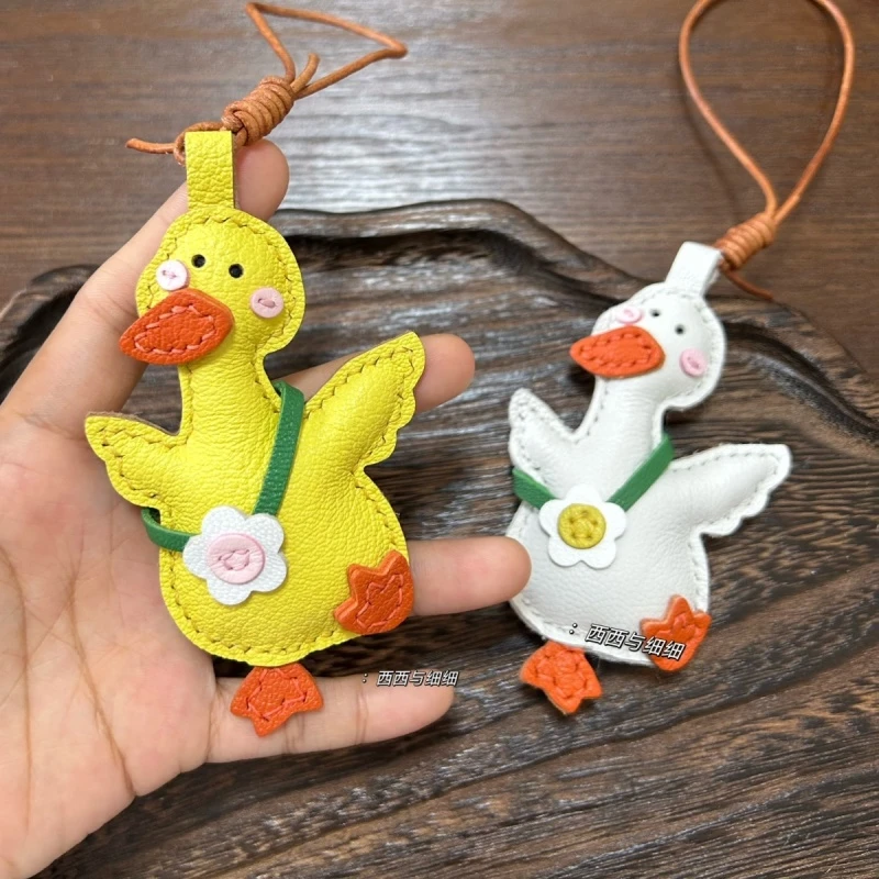 进口皮小黄鸭挂饰加油鸭包挂车钥匙吊坠真皮包宠书包挂件萌宠挂件