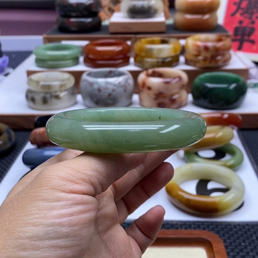 石英质玉手镯未镶嵌小*女
