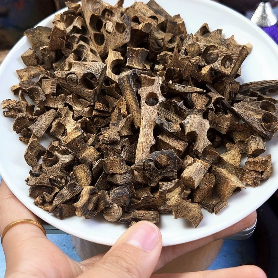 香料绿奇楠蓝宝石块料50克