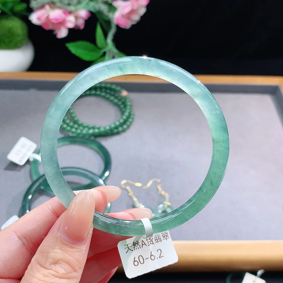 未镶嵌手镯（圆镯）翡翠