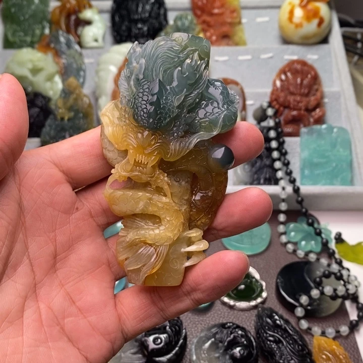 胖***墩未镶嵌蛇纹石玉颈饰
