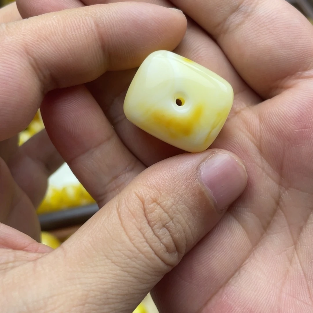 琥珀未镶嵌颈饰琥珀蜜蜡
