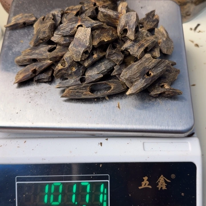 三***腿沉香沉香碎屑张勺子高油块料100克