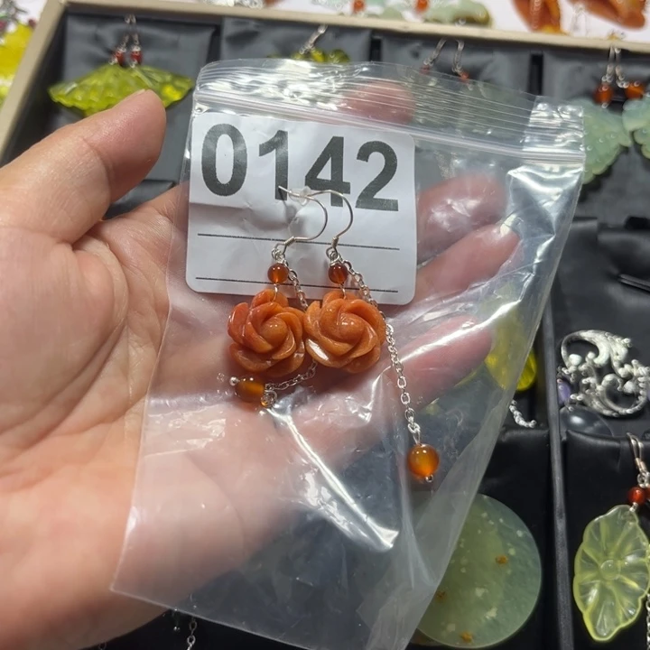 冬***雨蛇纹石玉合金吊坠