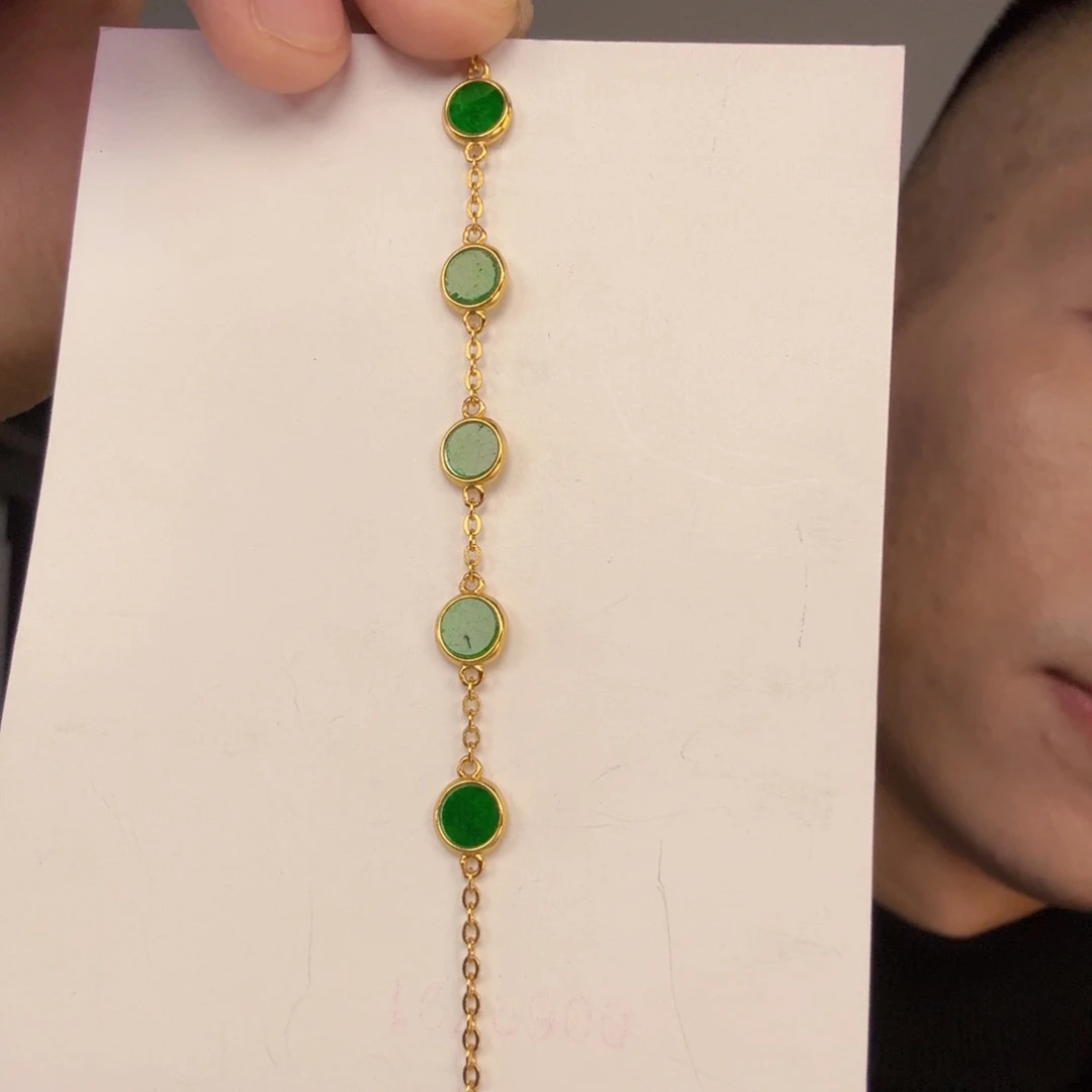 翡翠未镶嵌颈饰一件