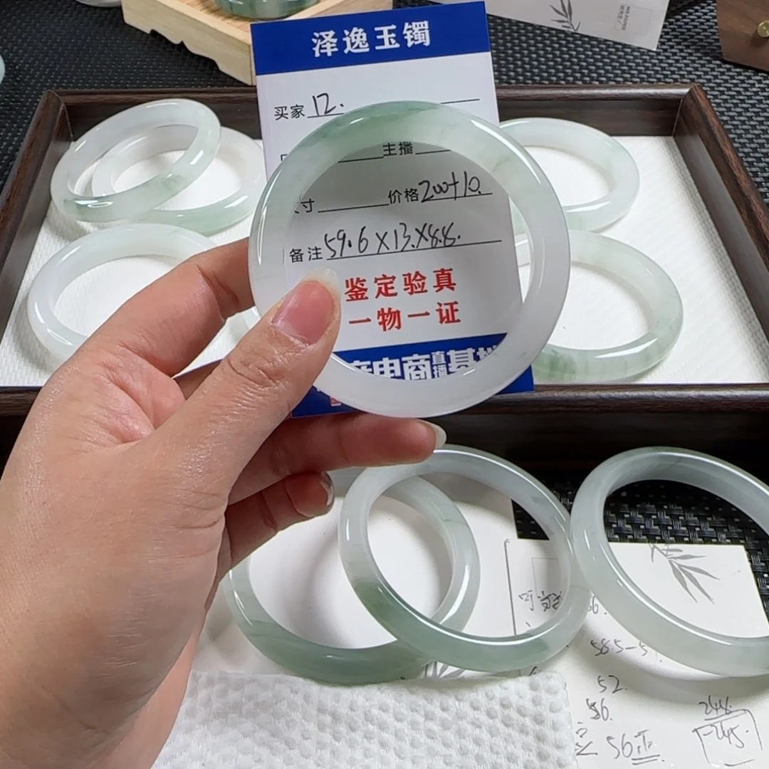 团***团石英质玉未镶嵌手镯12