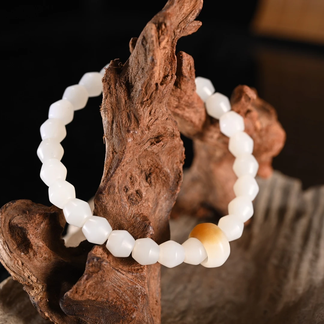 LOT8841 2510200019和田玉手串/保利