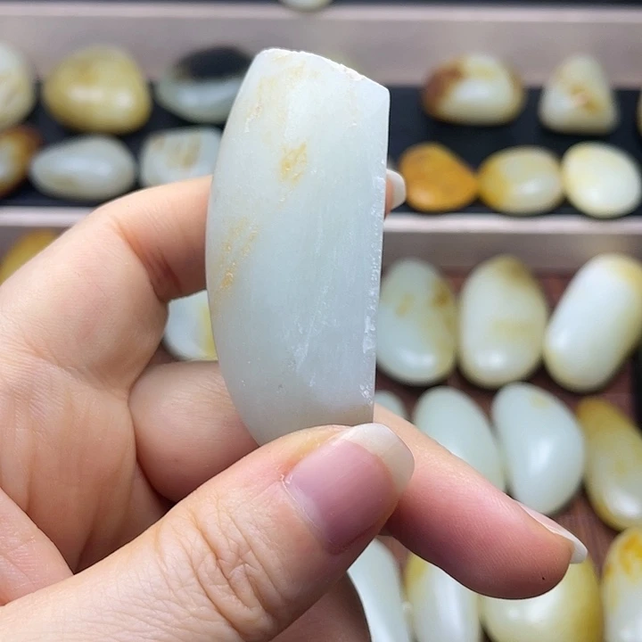 文***刀和田玉未镶嵌颈饰