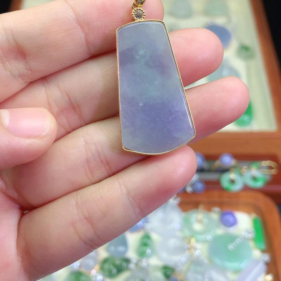 颈饰18K金镶嵌翡翠