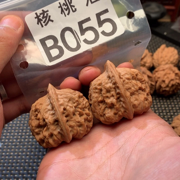 文玩核桃吊坠赤龙