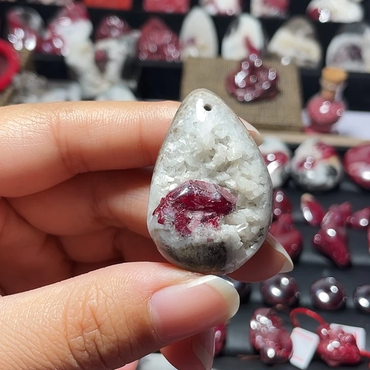 天然辰砂聚宝盆晶体吊坠