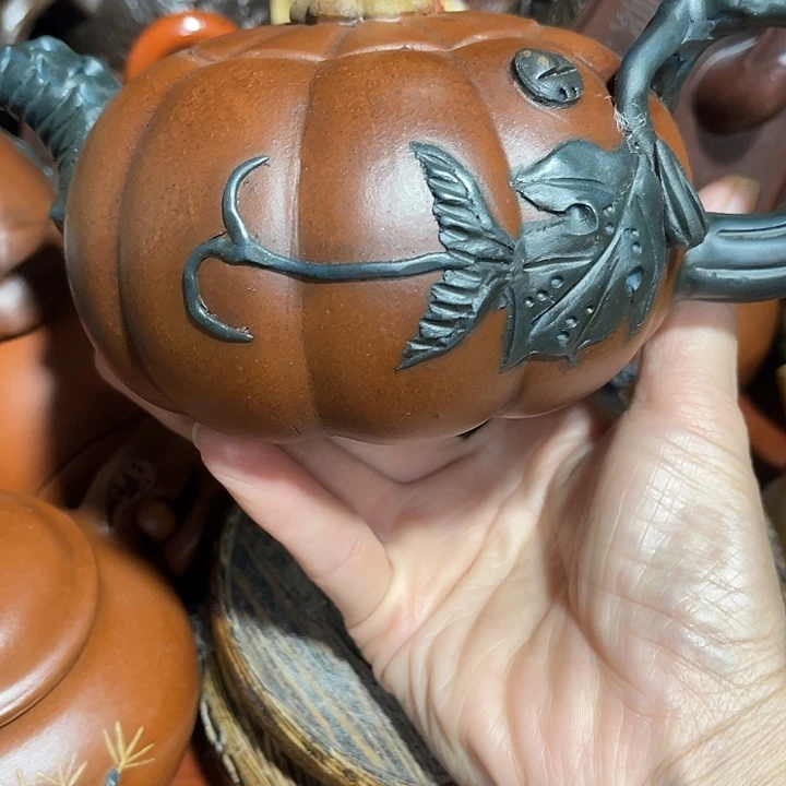 幸***运紫砂茶壶原泥料手工制作的一把紫砂壶。