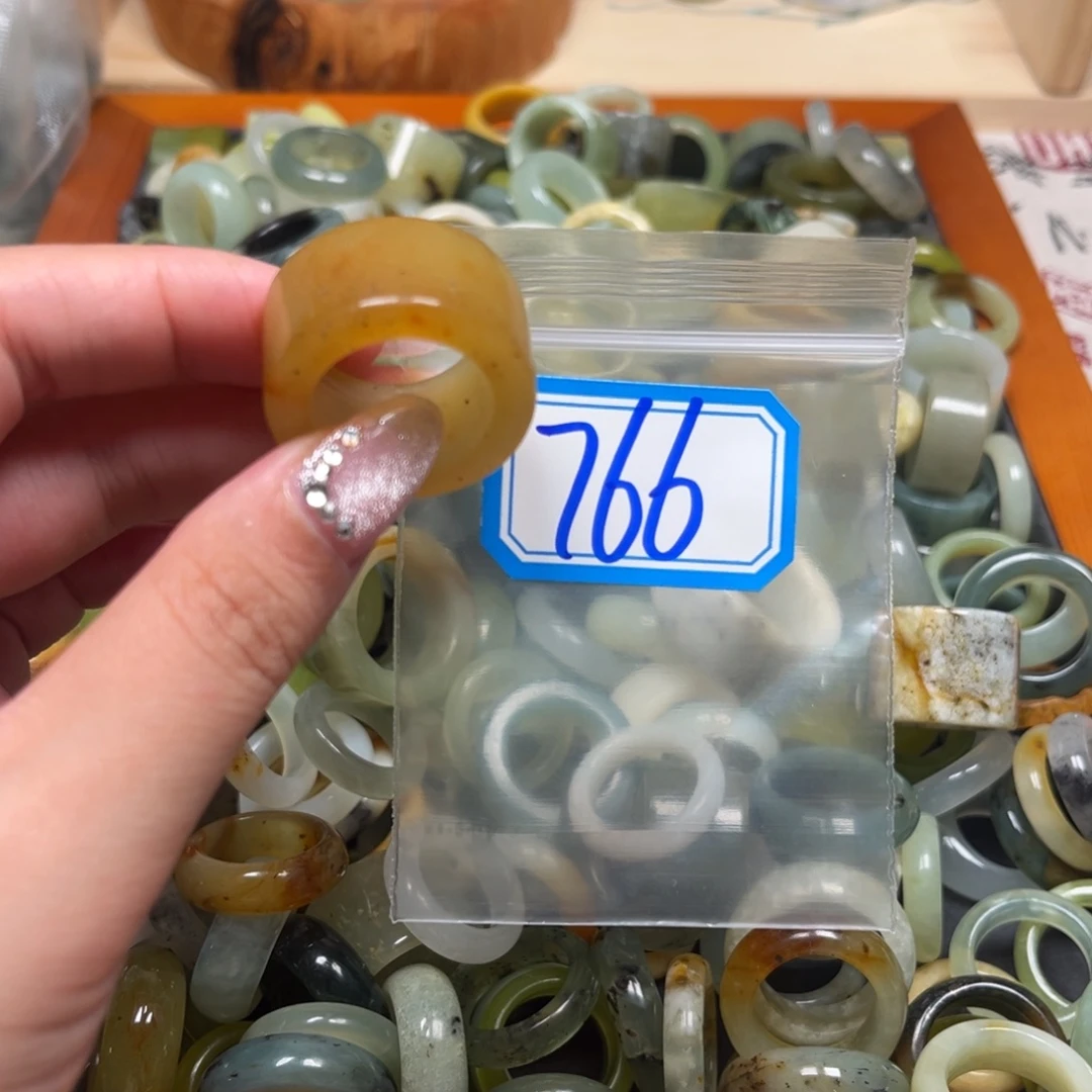 沐***彭蛇纹石玉未镶嵌珠宝奇石