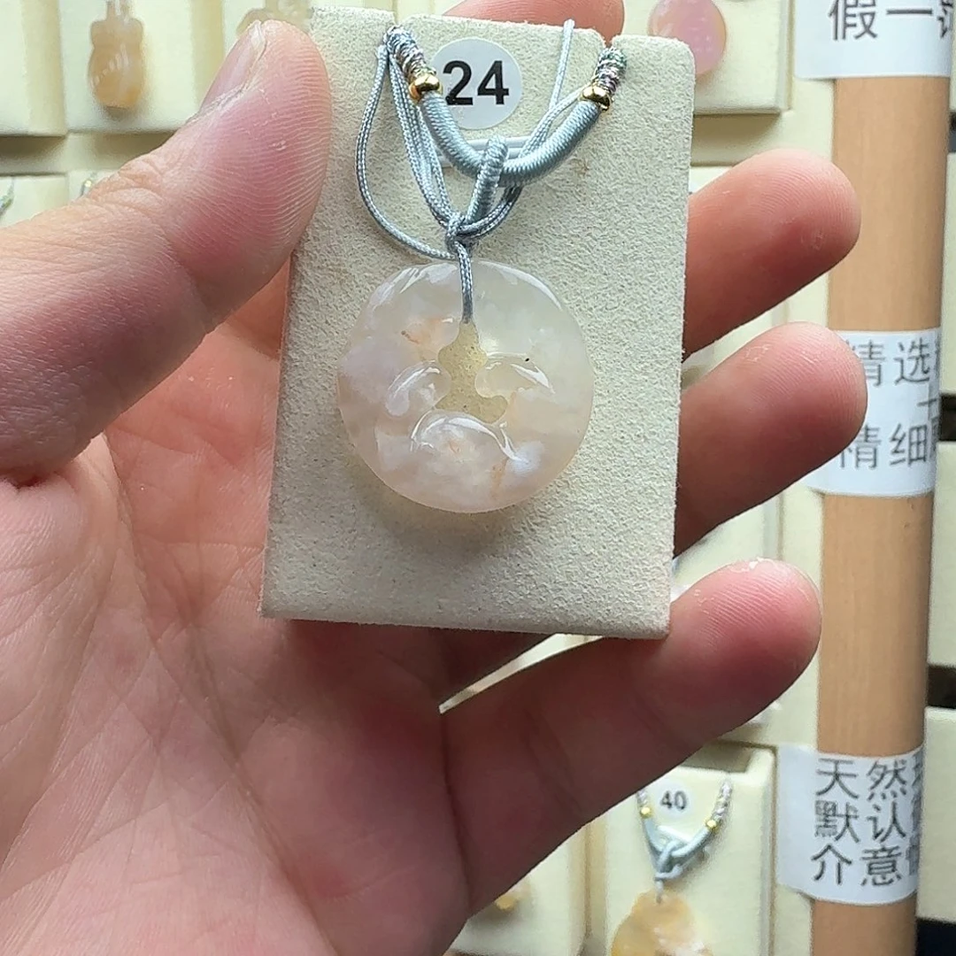 石英质玉未镶嵌颈饰桃****?