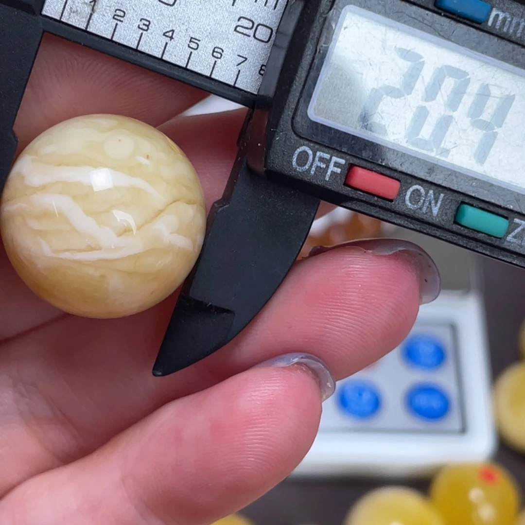 未镶嵌琥珀裸石微瑕313