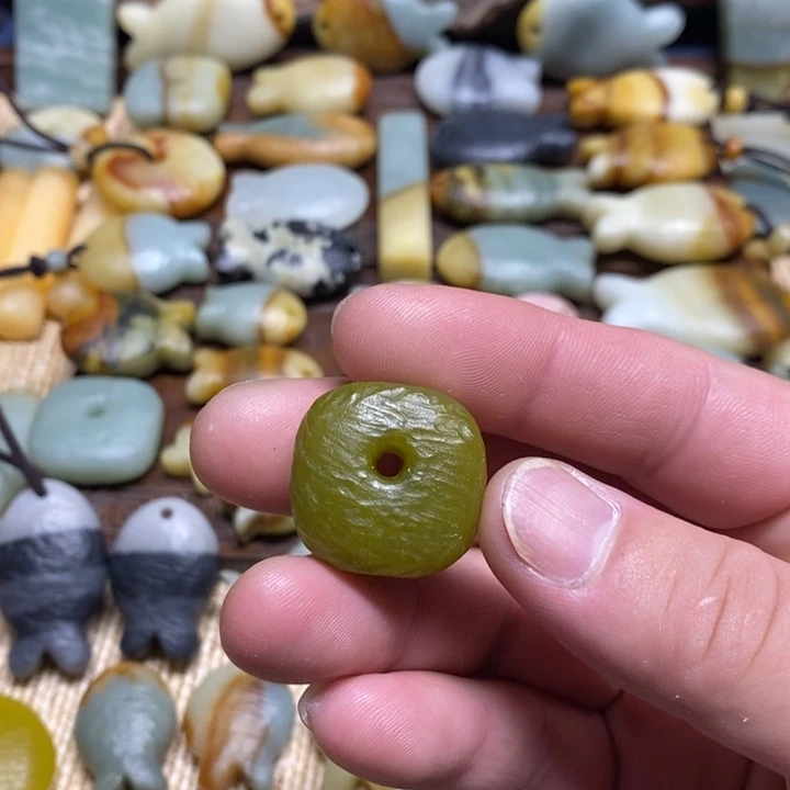 蛇纹石玉未镶嵌颈饰