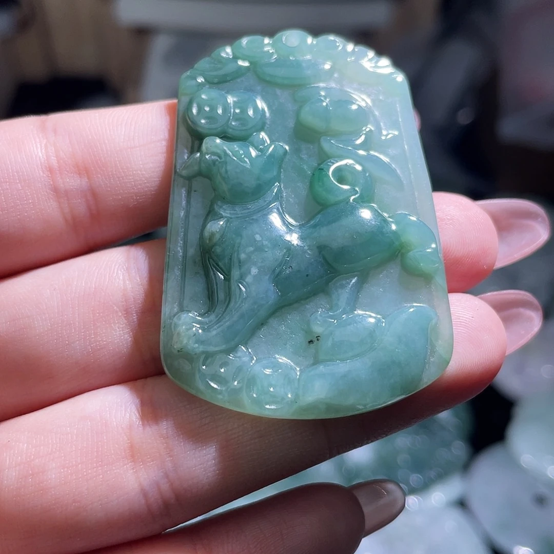 翡翠未镶嵌颈饰狗