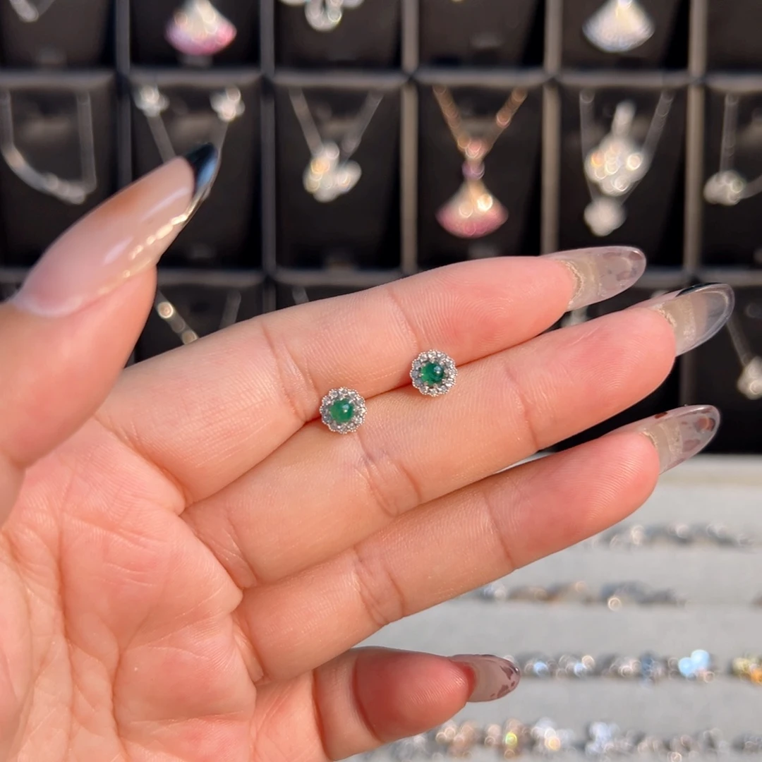 18K金镶嵌耳饰钻石绿宝耳钉