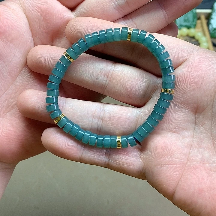 乌***姐和田玉未镶嵌手链