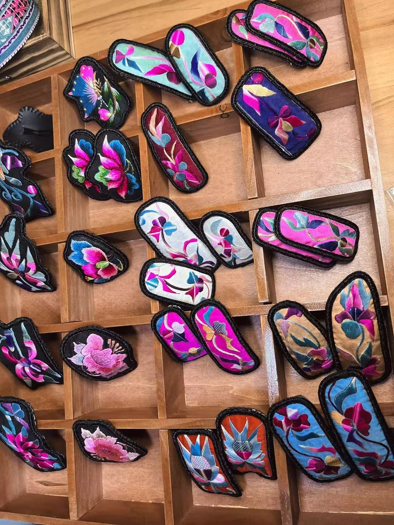 苗族非遗手工刺绣发夹