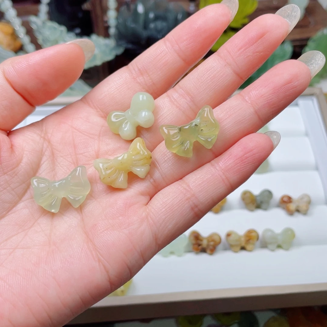 刀***熊未镶嵌蛇纹石玉颈饰