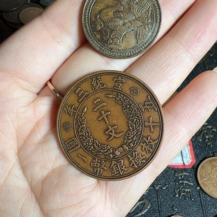 旋***两个铜币工艺品摆件