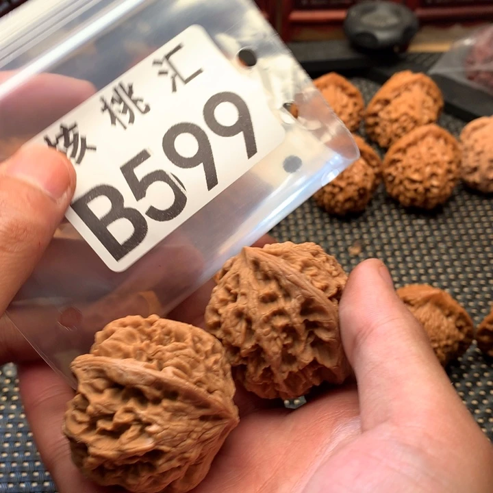 文玩核桃吊坠野牛