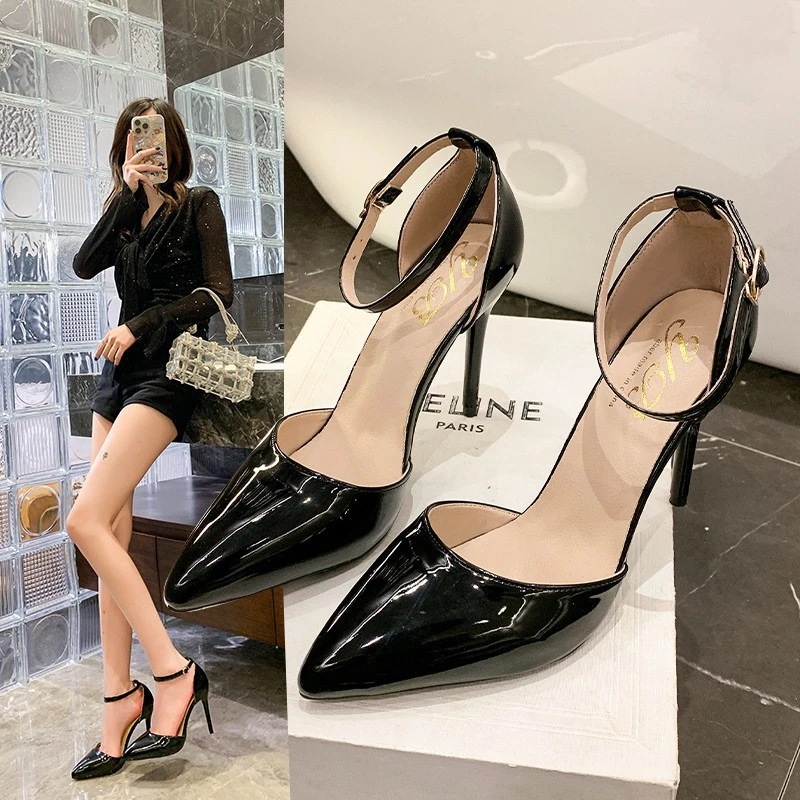 黑色侧空绝美高跟鞋大码细跟2025新款春夏季一字带不累脚凉鞋