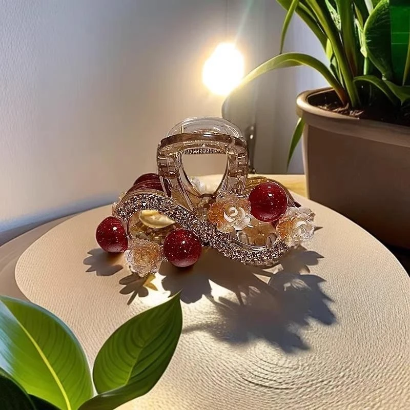 水钻山茶花珠珠抓夹女2025新款轻奢高级感设计发夹后脑勺法式头饰