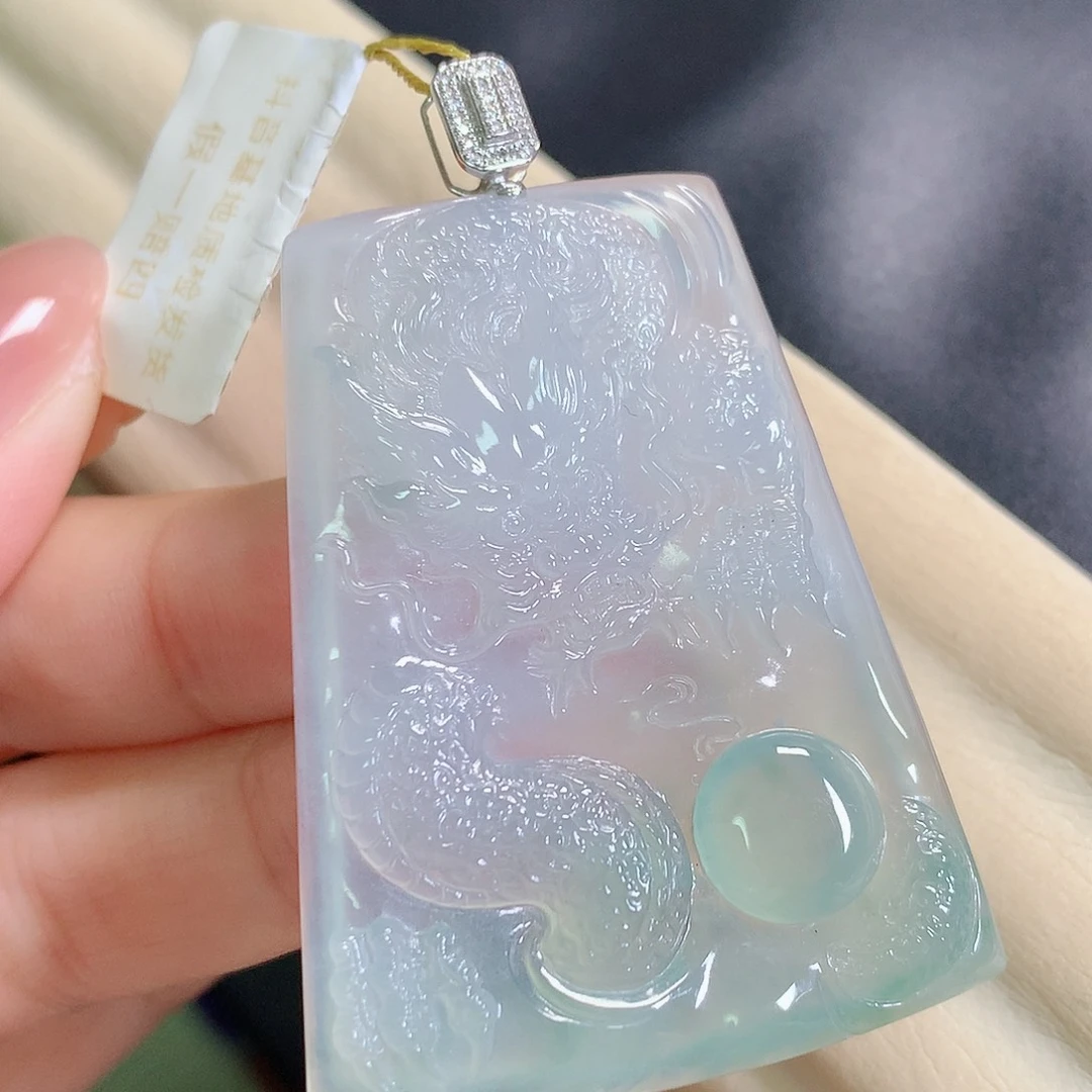 翡翠18K金镶嵌颈饰龙牌