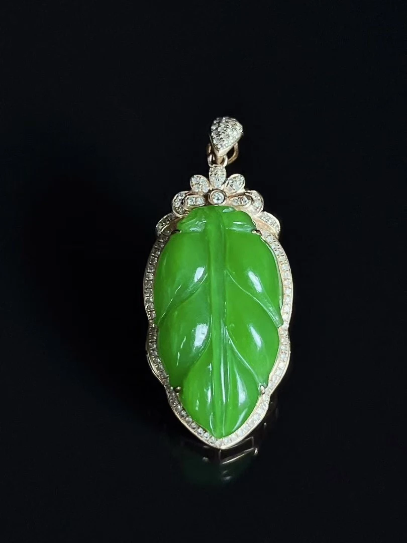 和田玉碧玉苹果绿树叶吊坠 玉质细腻 颜色亮丽 k枚镶嵌