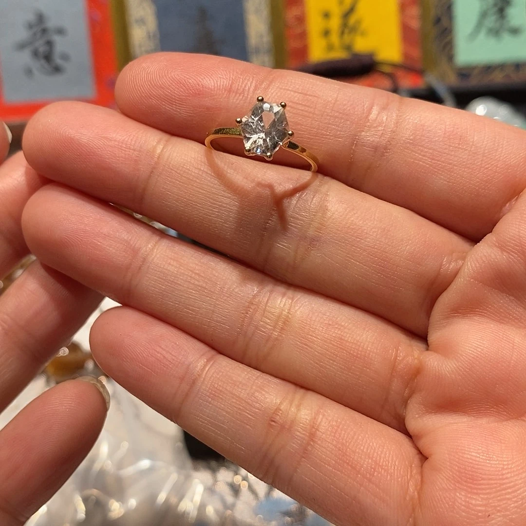 18K金镶嵌硅铍石戒指宝石戒指