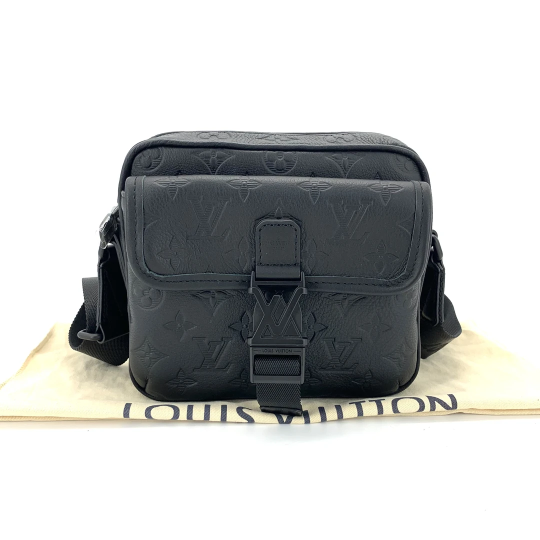 99新 LouisVuitton/路易威登 黑色全皮压花单扣邮差包  尺寸18/16
