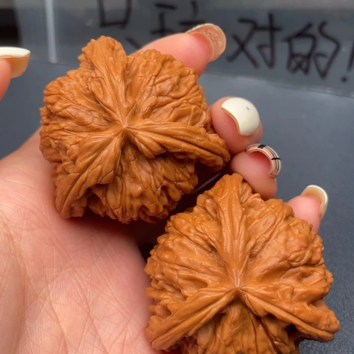 汤***）文玩核桃吊坠白狮子