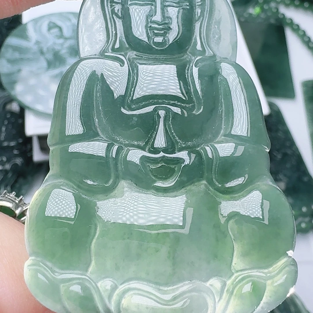 翡翠未镶嵌颈饰多样性发其一