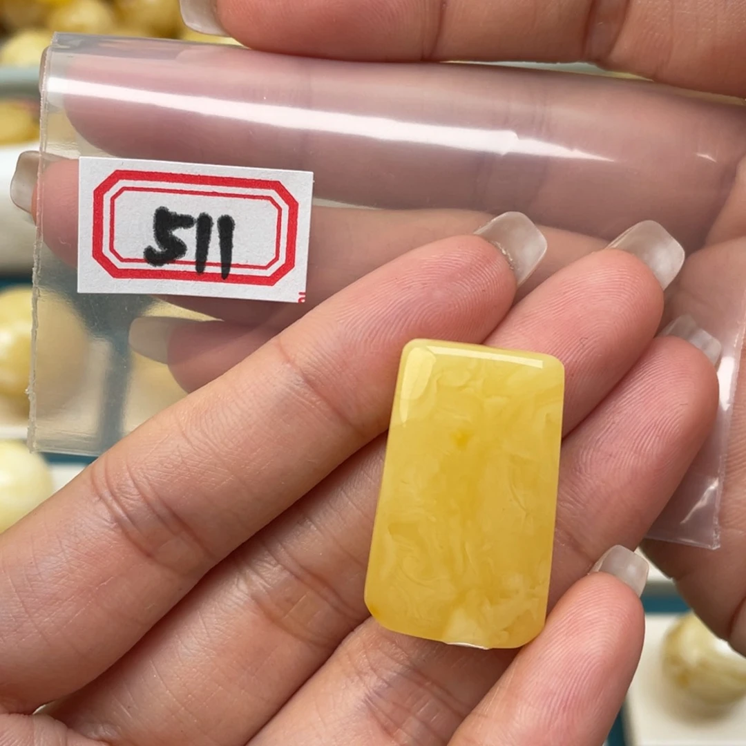 蜜蜡裸石未镶嵌18*30*8牌子