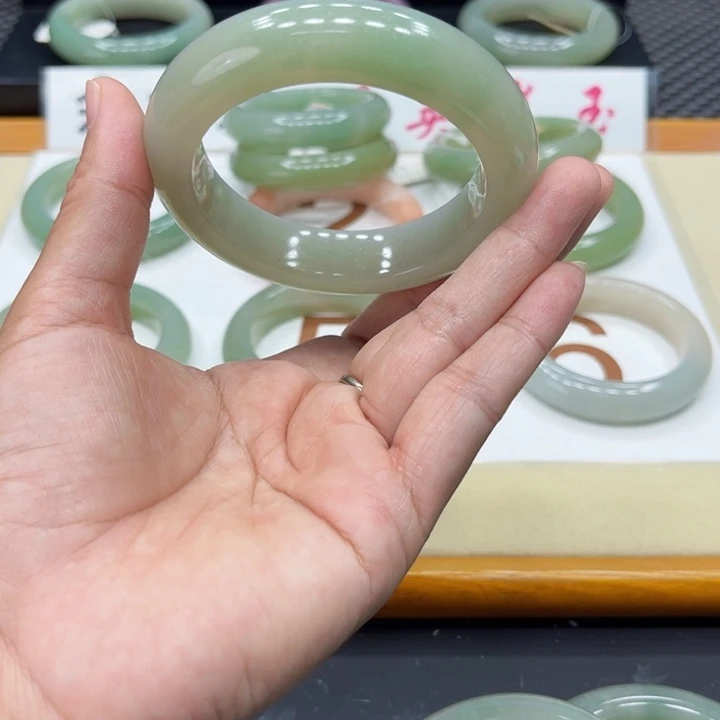 石英质玉手镯未镶嵌：*