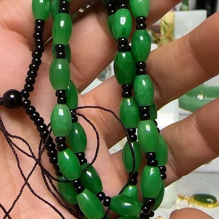 翡翠未镶嵌颈饰器物之美手工制作