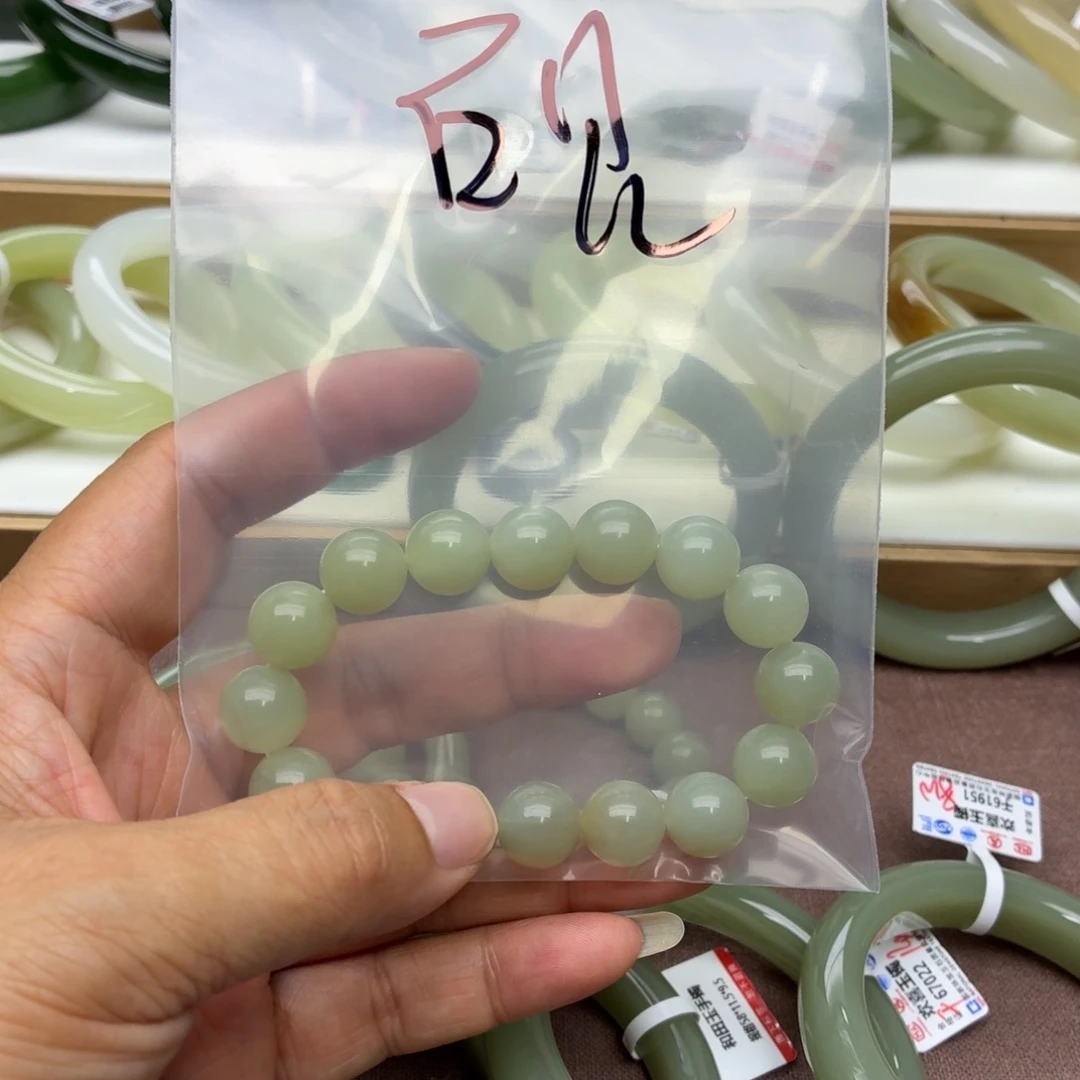 砚***花和田玉手镯未镶嵌