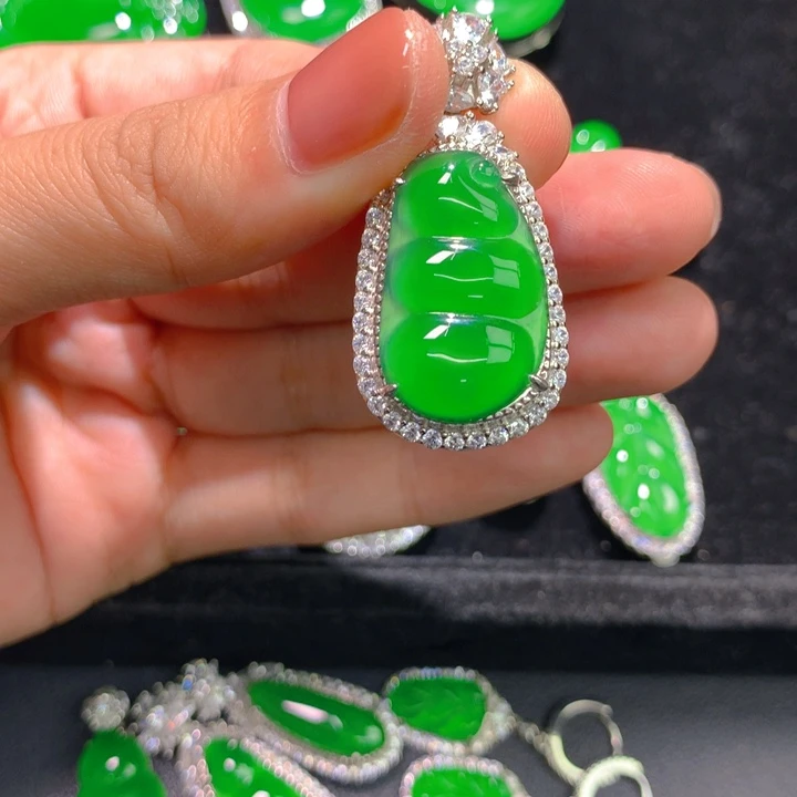 翡翠银S925镶嵌颈饰一个