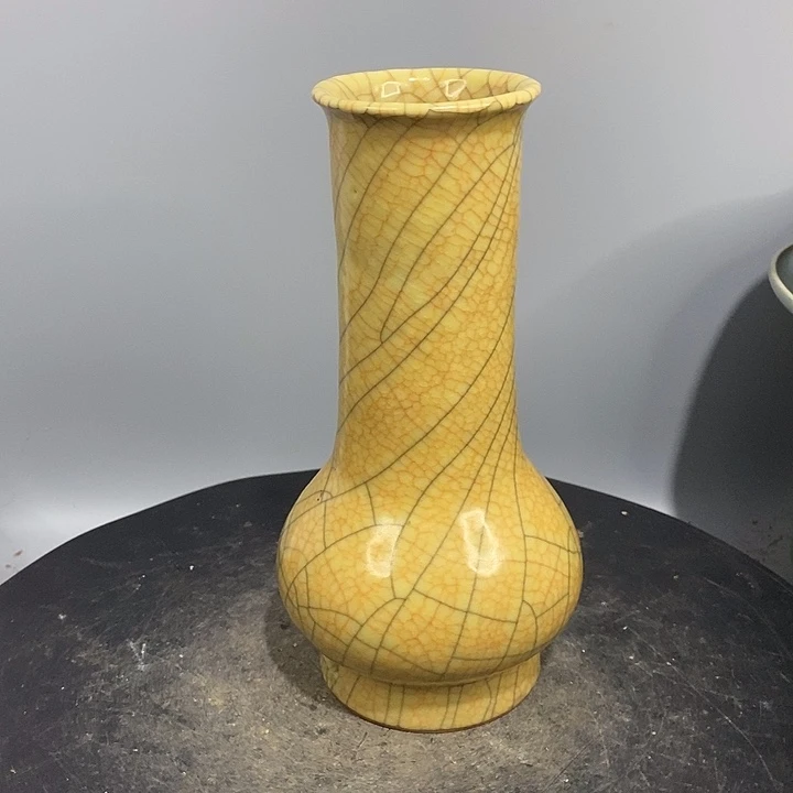哥窑长颈瓶造型美观
