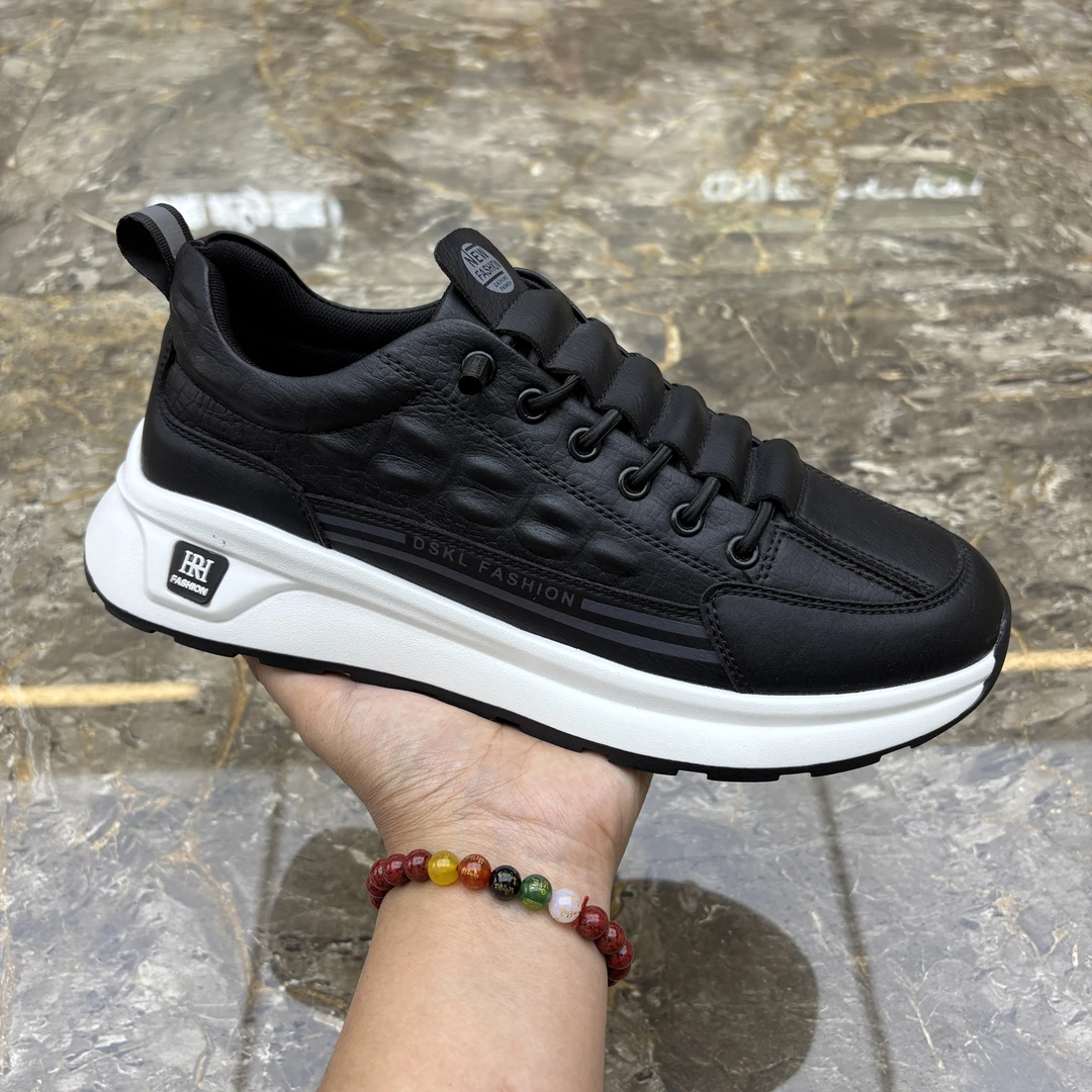 男鞋秋季2025新款皮面黑色休闲鞋子男潮流百搭厚底防滑男士运动鞋