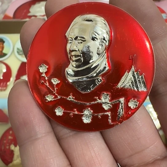 咪***子其他普通金属圆形红色人物形象