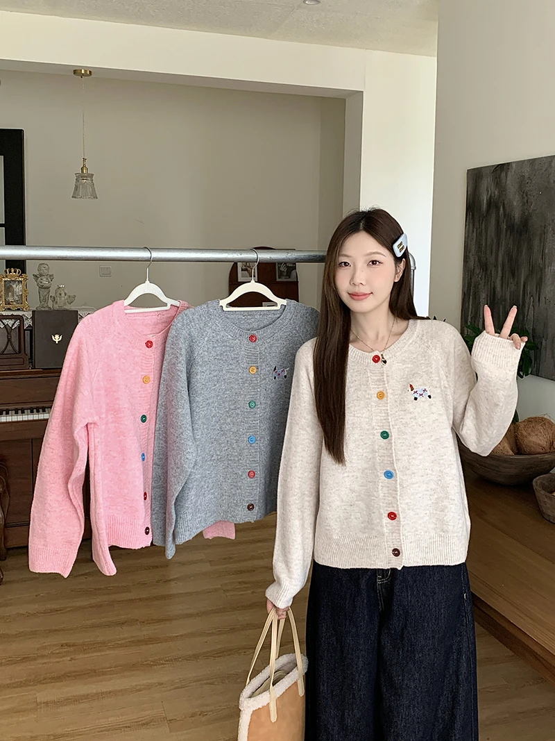 2025秋装新款胖mm大码女甜美设计感圆领开衫刺绣针织上衣71636
